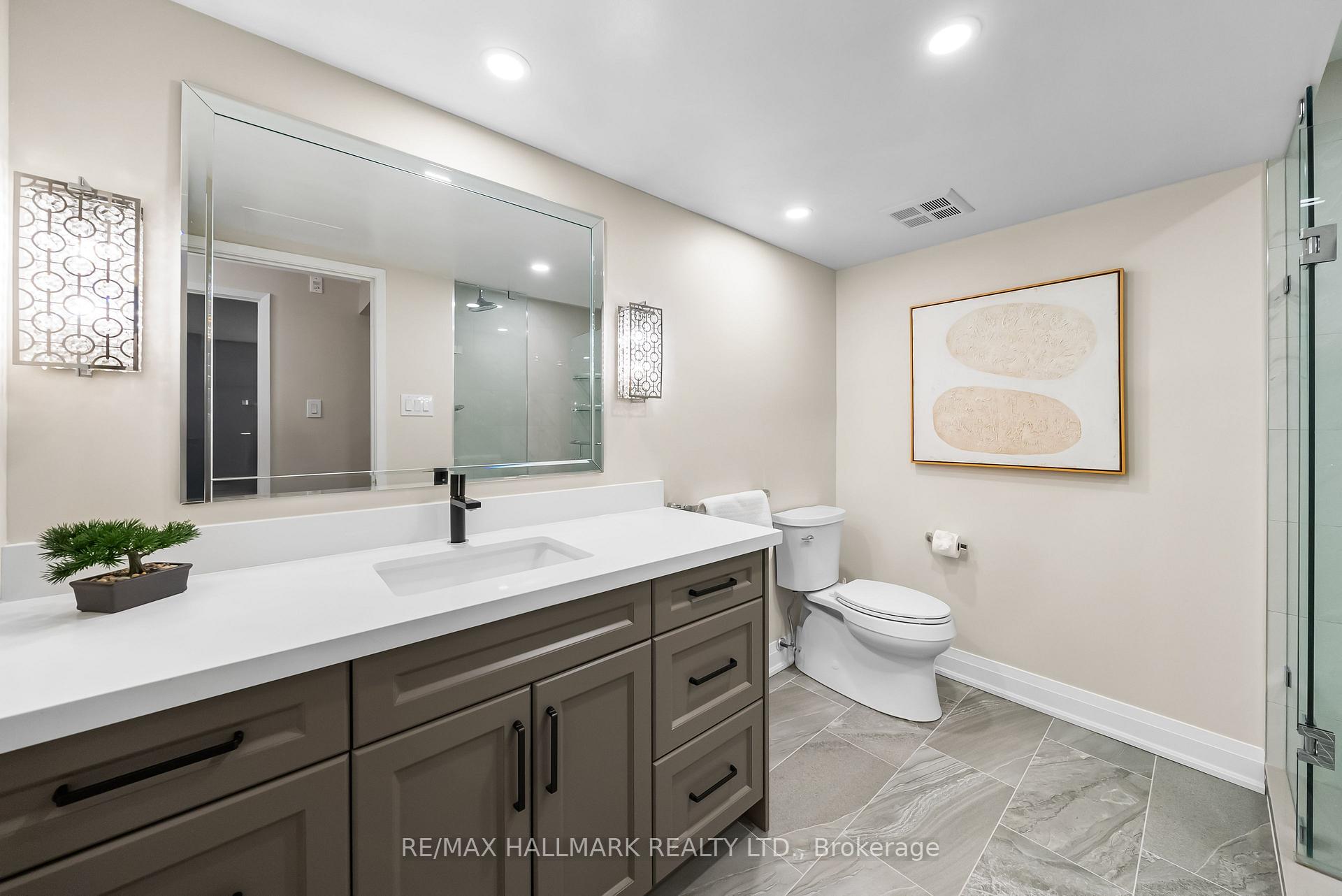 2 Bedrooms Condo at 2210 Lakeshore, Burlington For sale