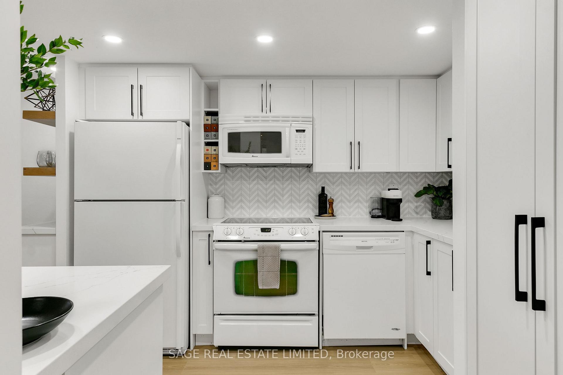 2 Bedrooms Condo at 15 Maitland, Toronto For sale