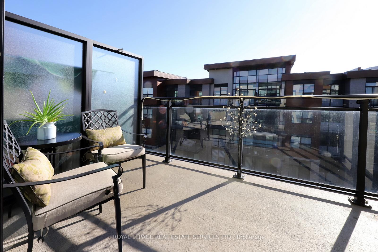 2 Bedrooms Condo at 1575 Lakeshore, Mississauga For sale