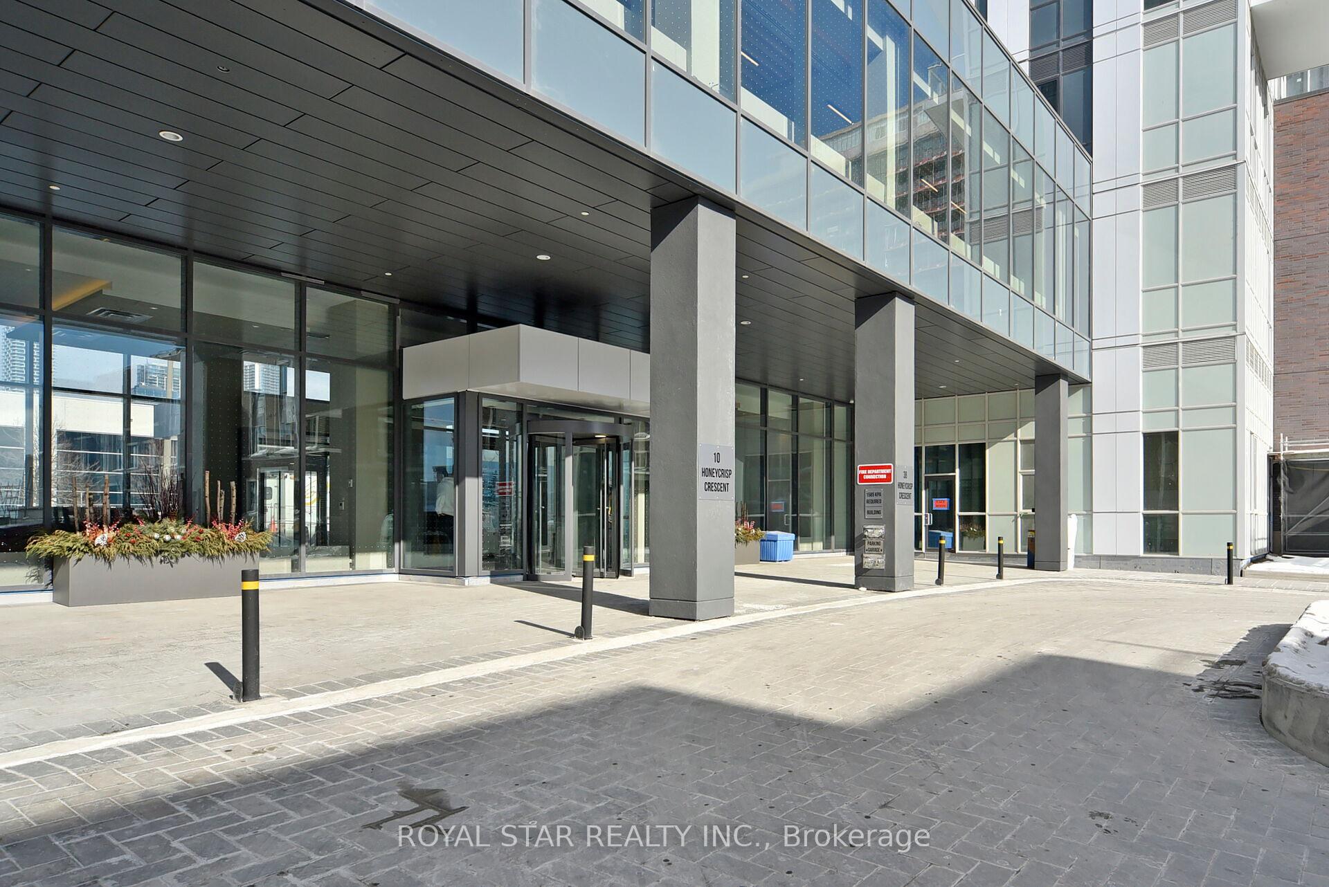2 Bedrooms Condo at 10 Honeycrisp, Vaughan For sale