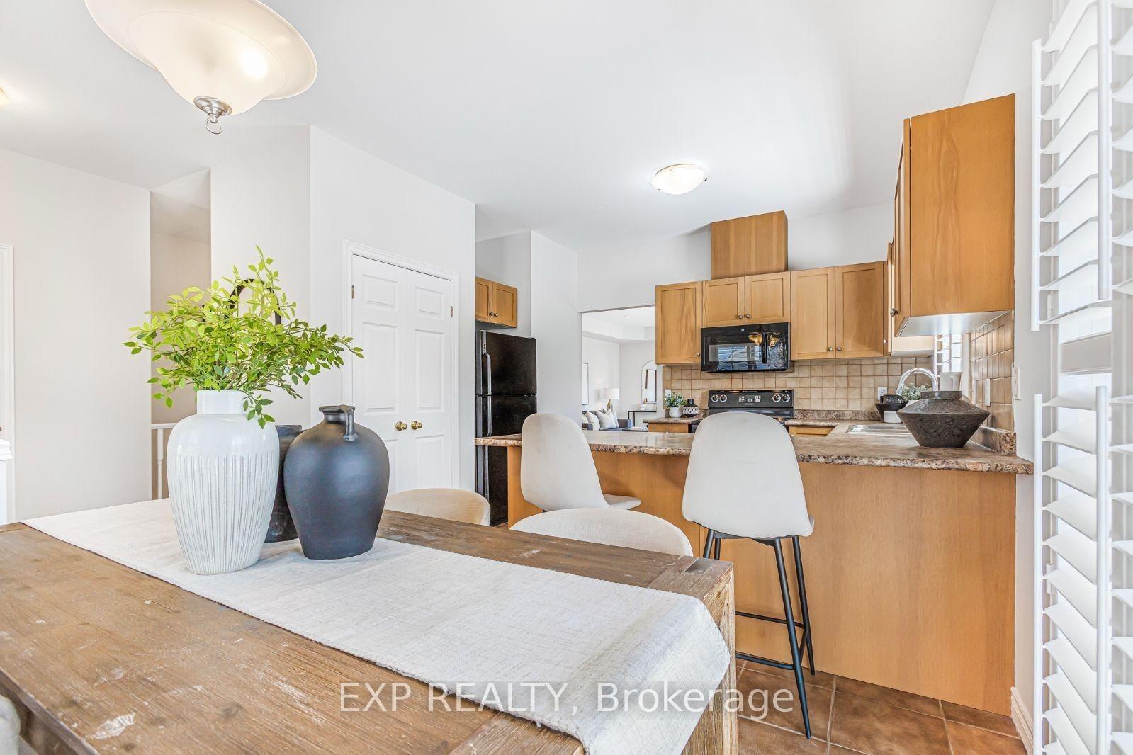 2 Bedrooms Condo at 34 Southbrook, Hamilton For sale