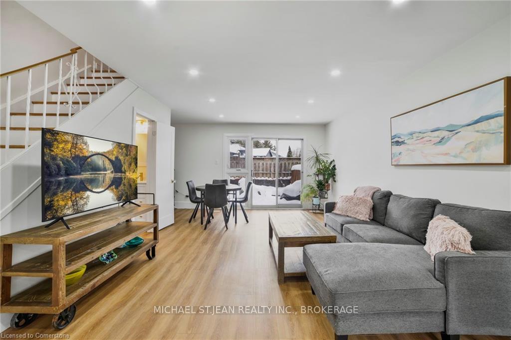 2 Bedrooms Condo at 621 Francis, Burlington For sale