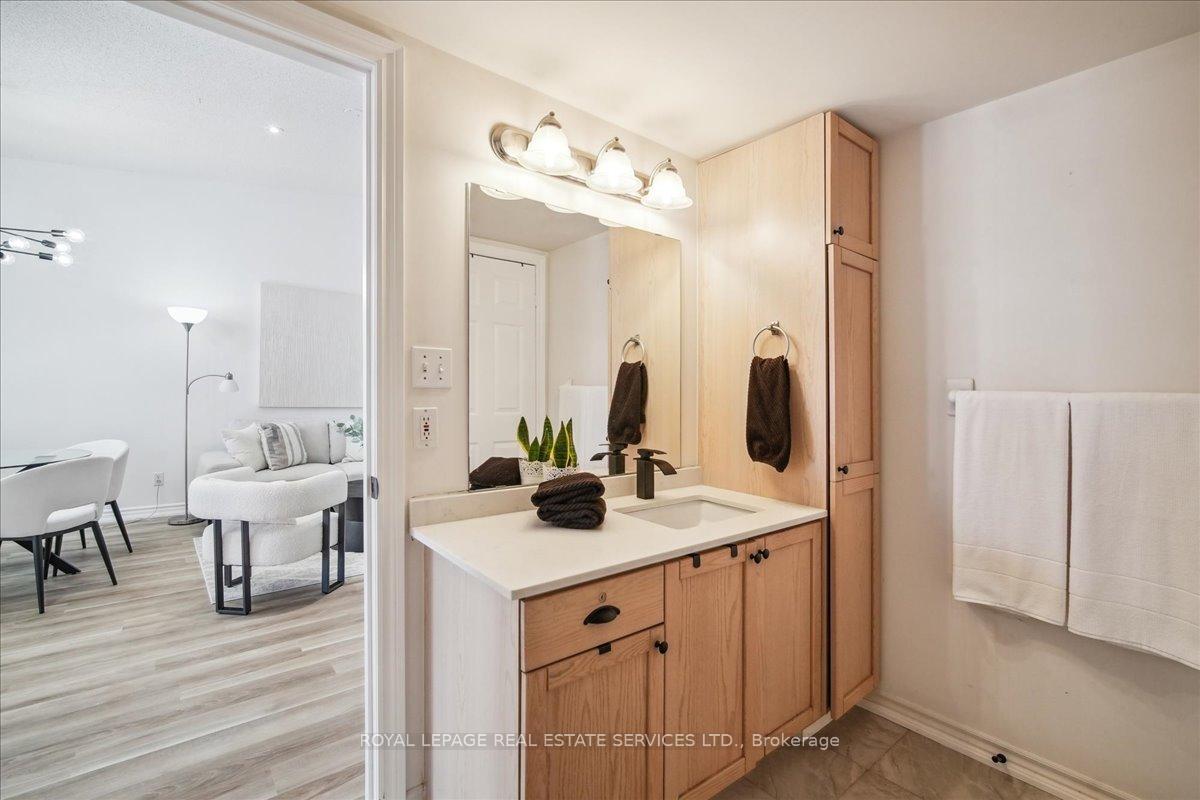2 Bedrooms Condo at 1440 Bishops, Oakville For sale