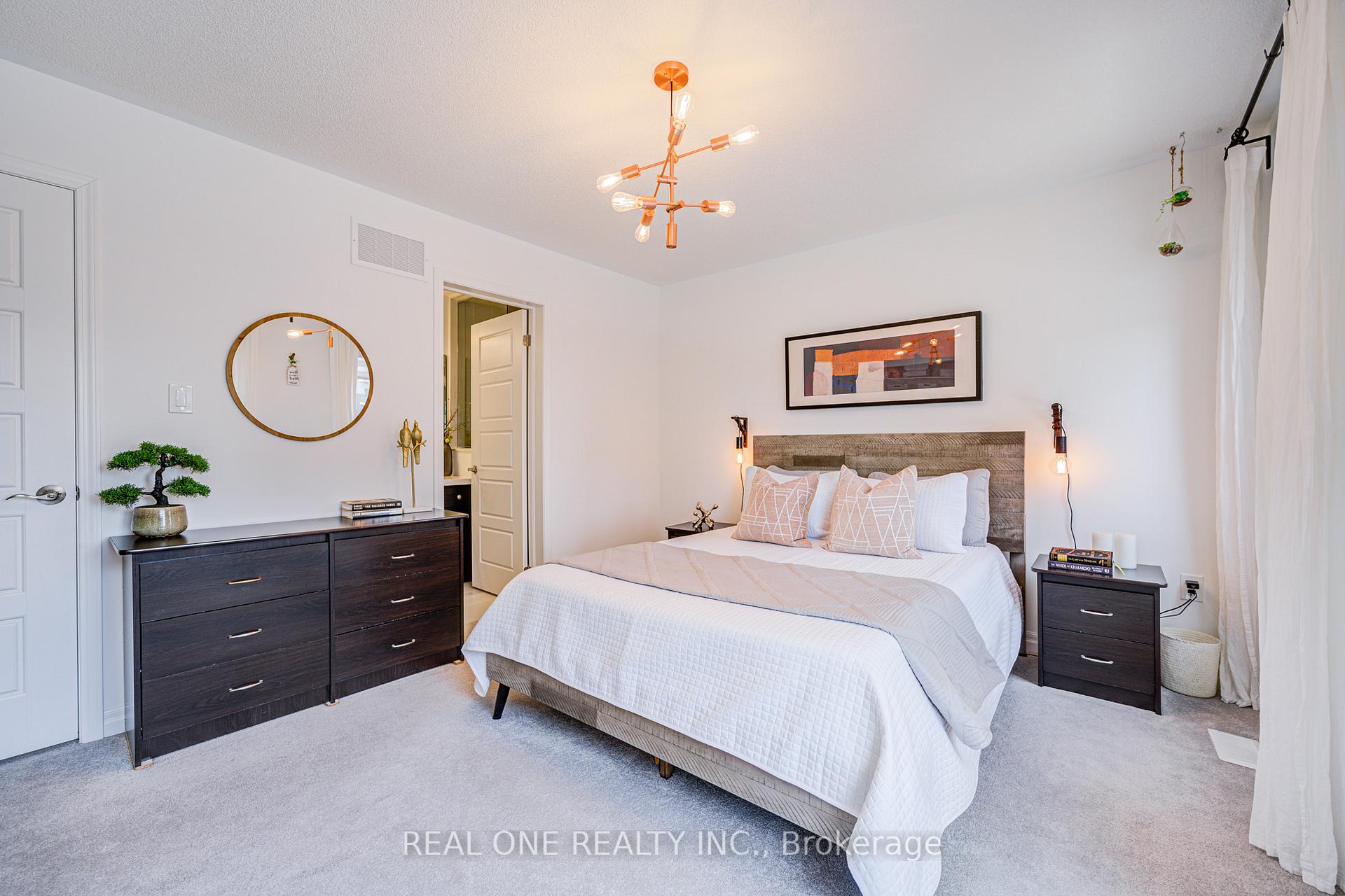 4 Bedrooms Condo at 91 Grovewood Common, Oakville For sale