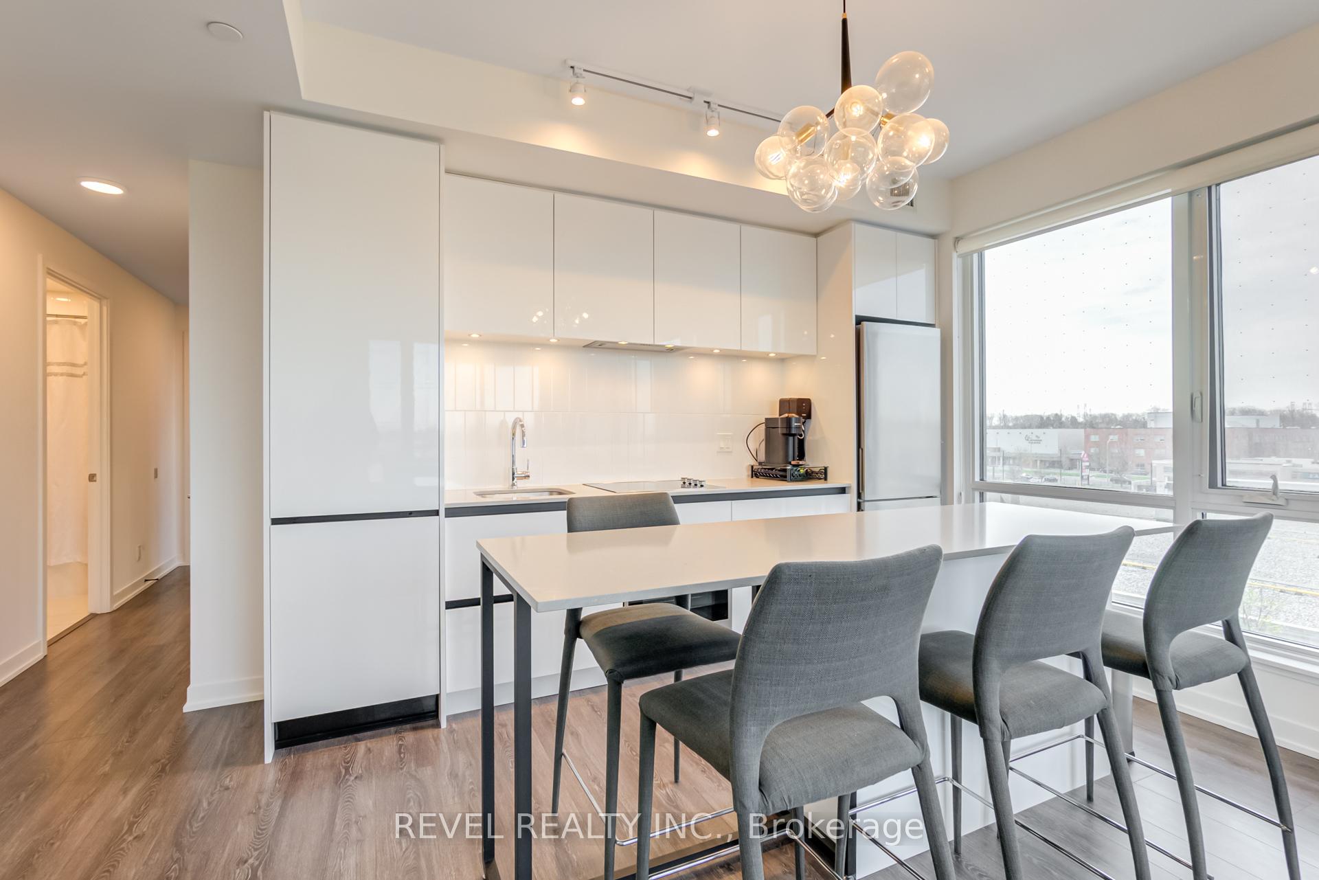 2 Bedrooms Condo at 7950 Bathurst, Vaughan For sale
