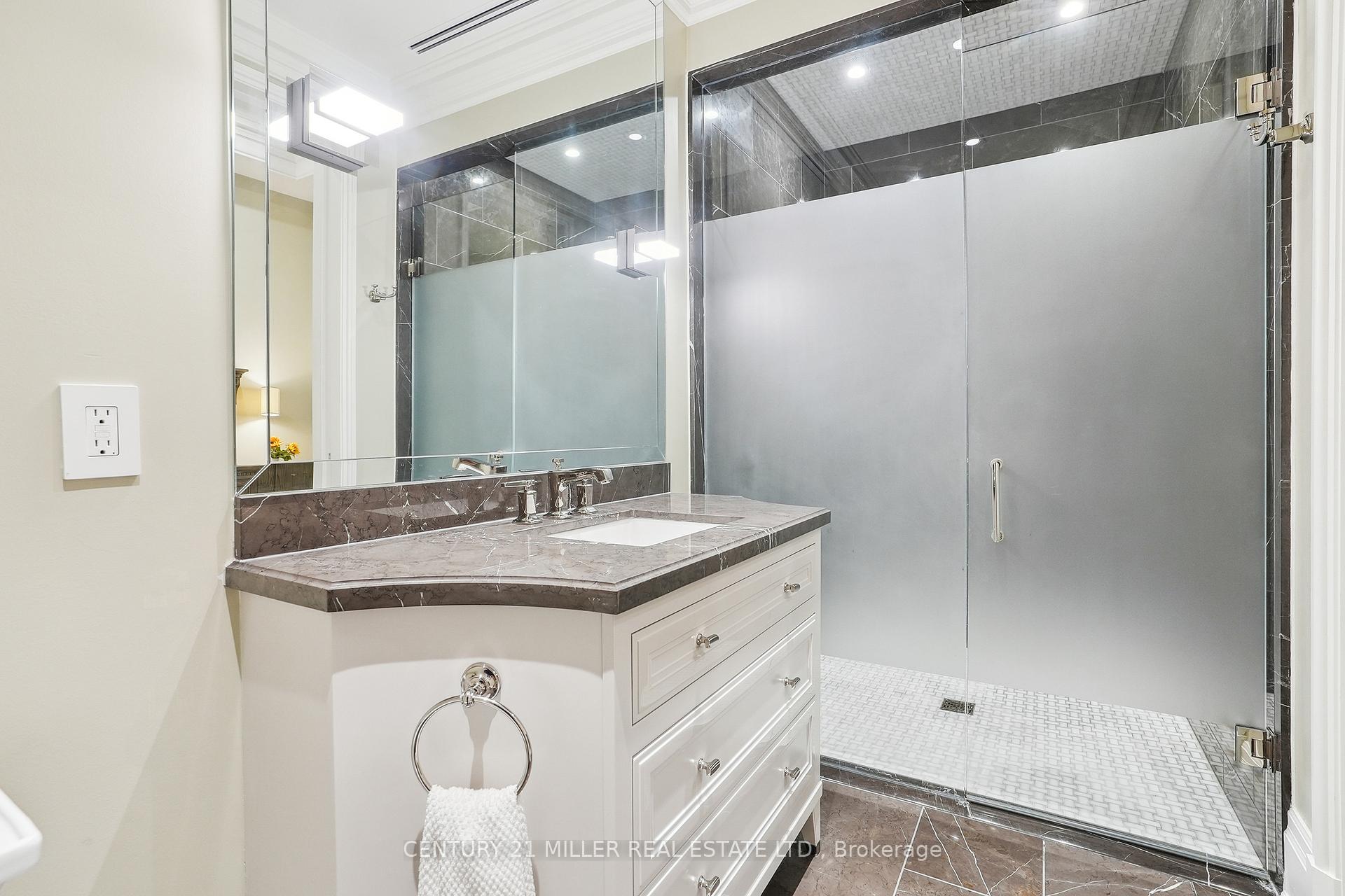 2 Bedrooms Condo at 300 Randall, Oakville For sale