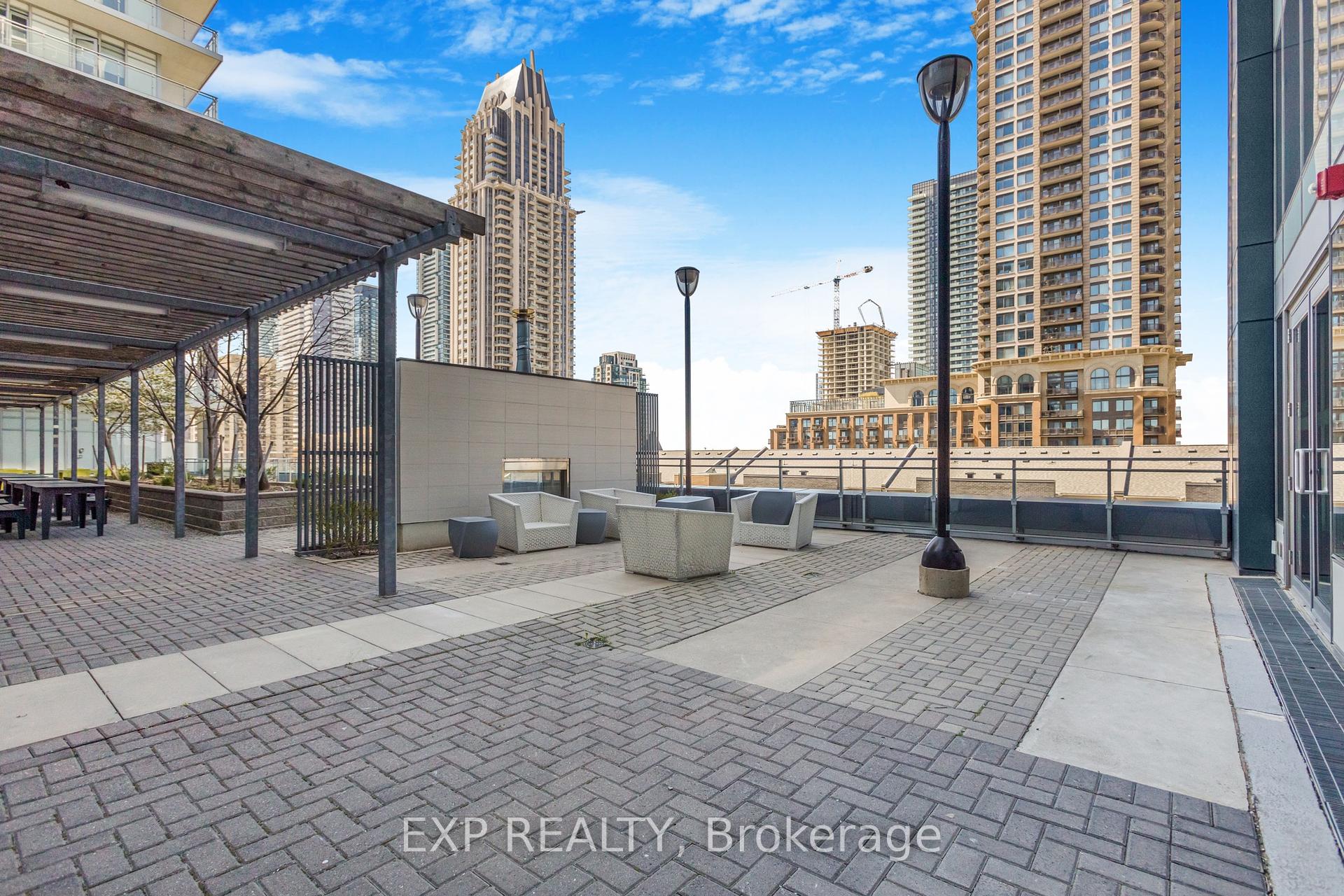 2 Bedrooms Condo at 360 Square One, Mississauga For sale