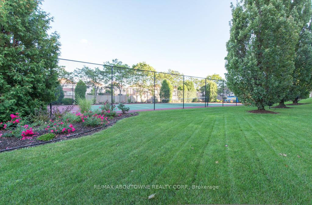 2 Bedrooms Condo at 1903 Pilgrims, Oakville For sale