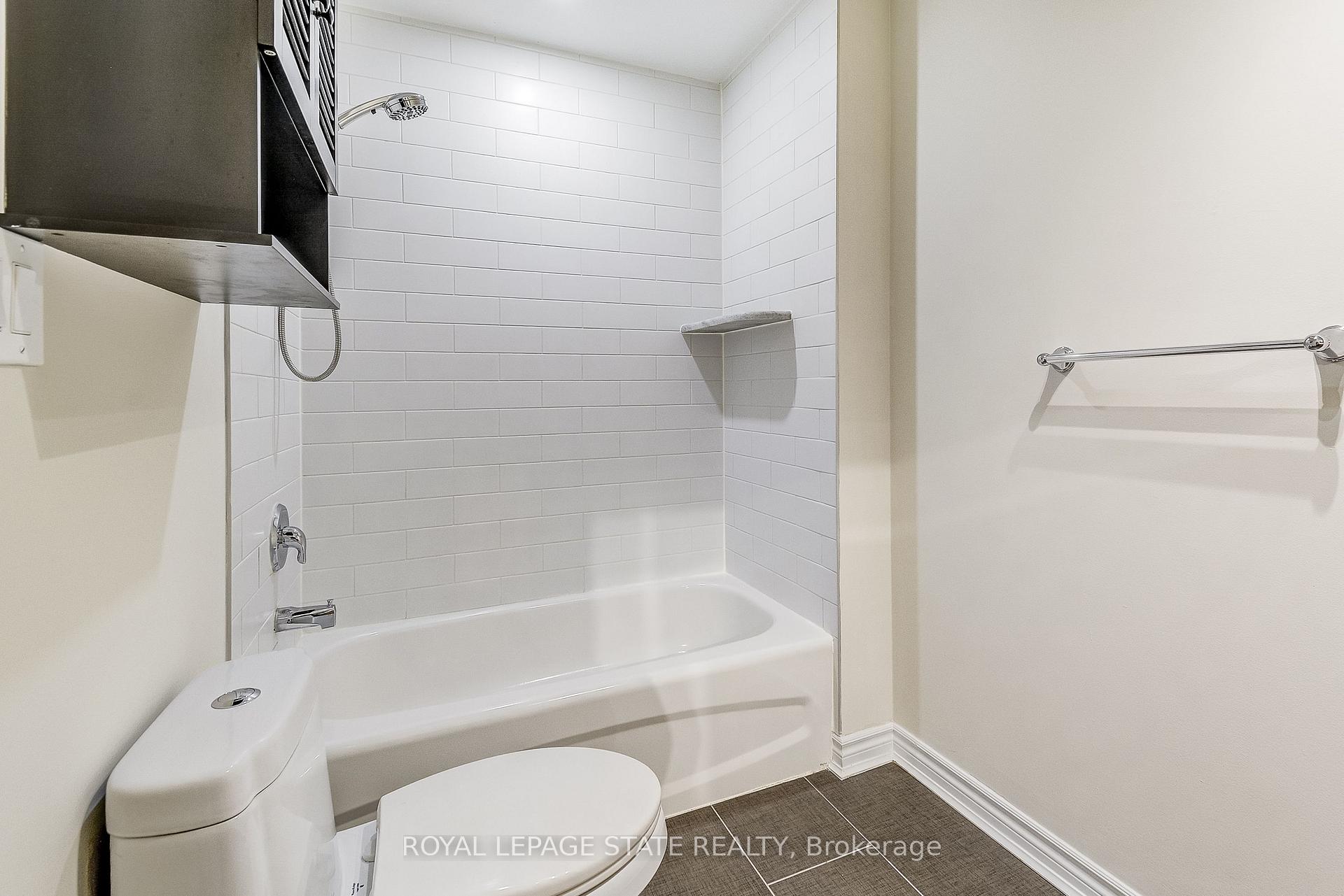 2 Bedrooms Condo at 80 King William, Hamilton For sale