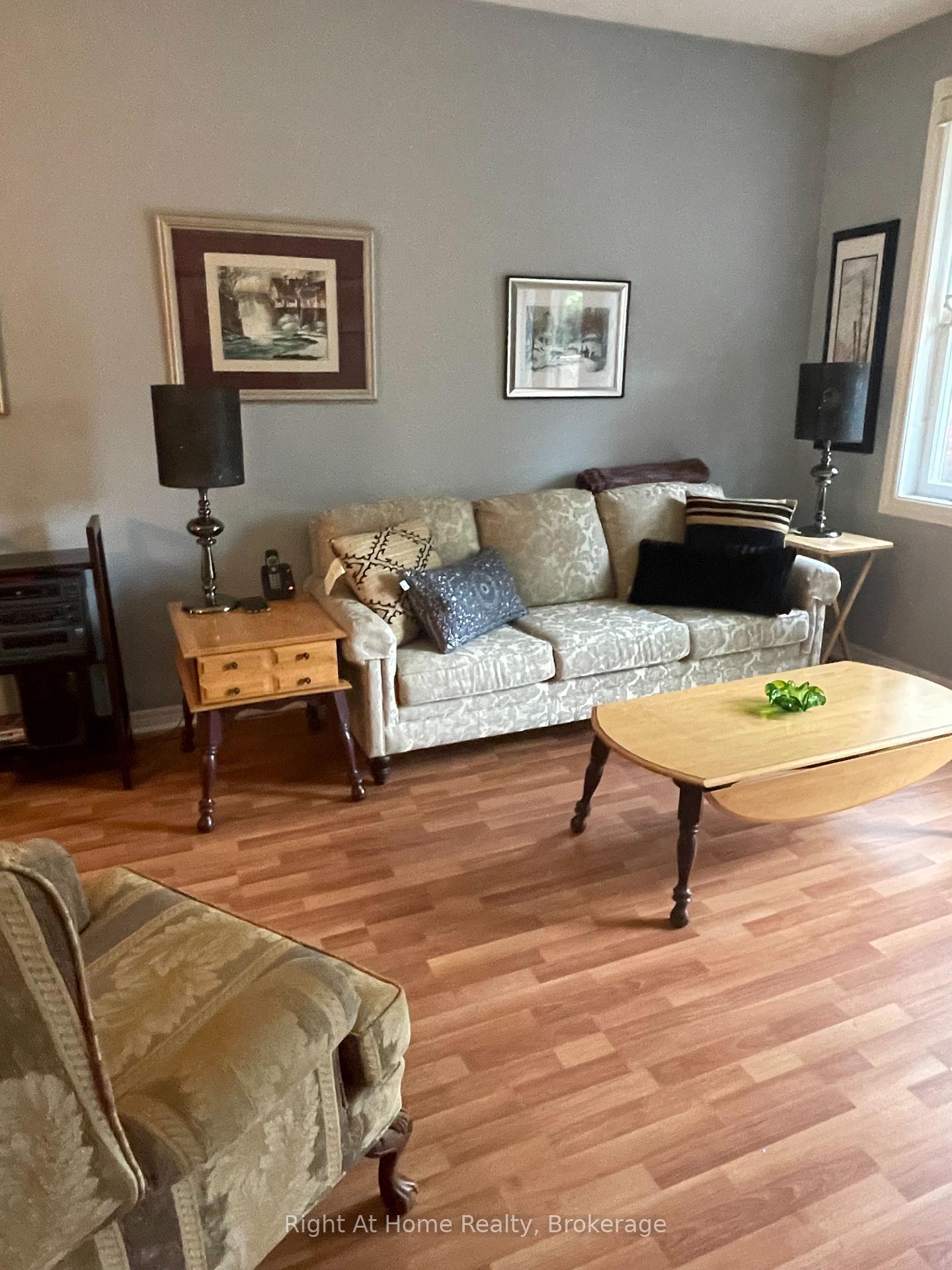 2 Bedrooms Condo at 84 Greentrail, Hamilton For sale