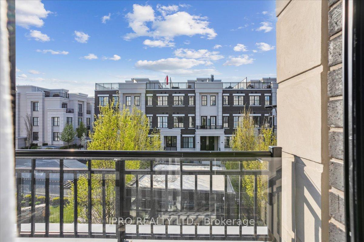 2 Bedrooms Condo at 652 Cricklewood, Mississauga For sale