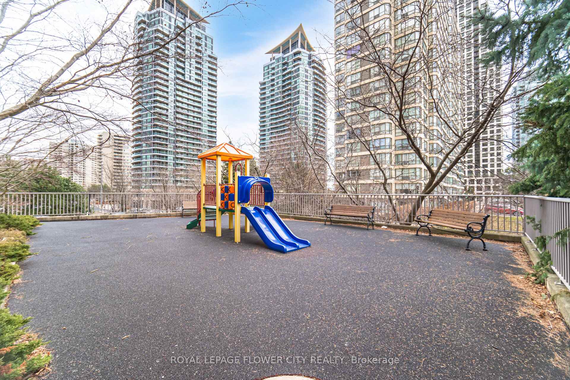 2 Bedrooms Condo at 156 Enfield, Mississauga For sale