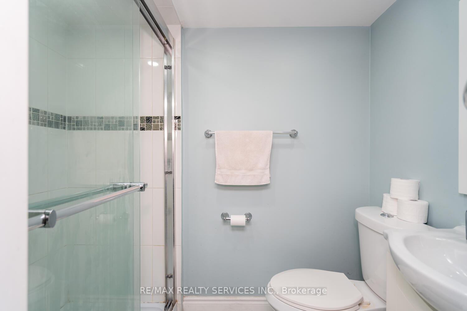 5 Bedrooms Condo at 2825 Gananoque, Mississauga For sale