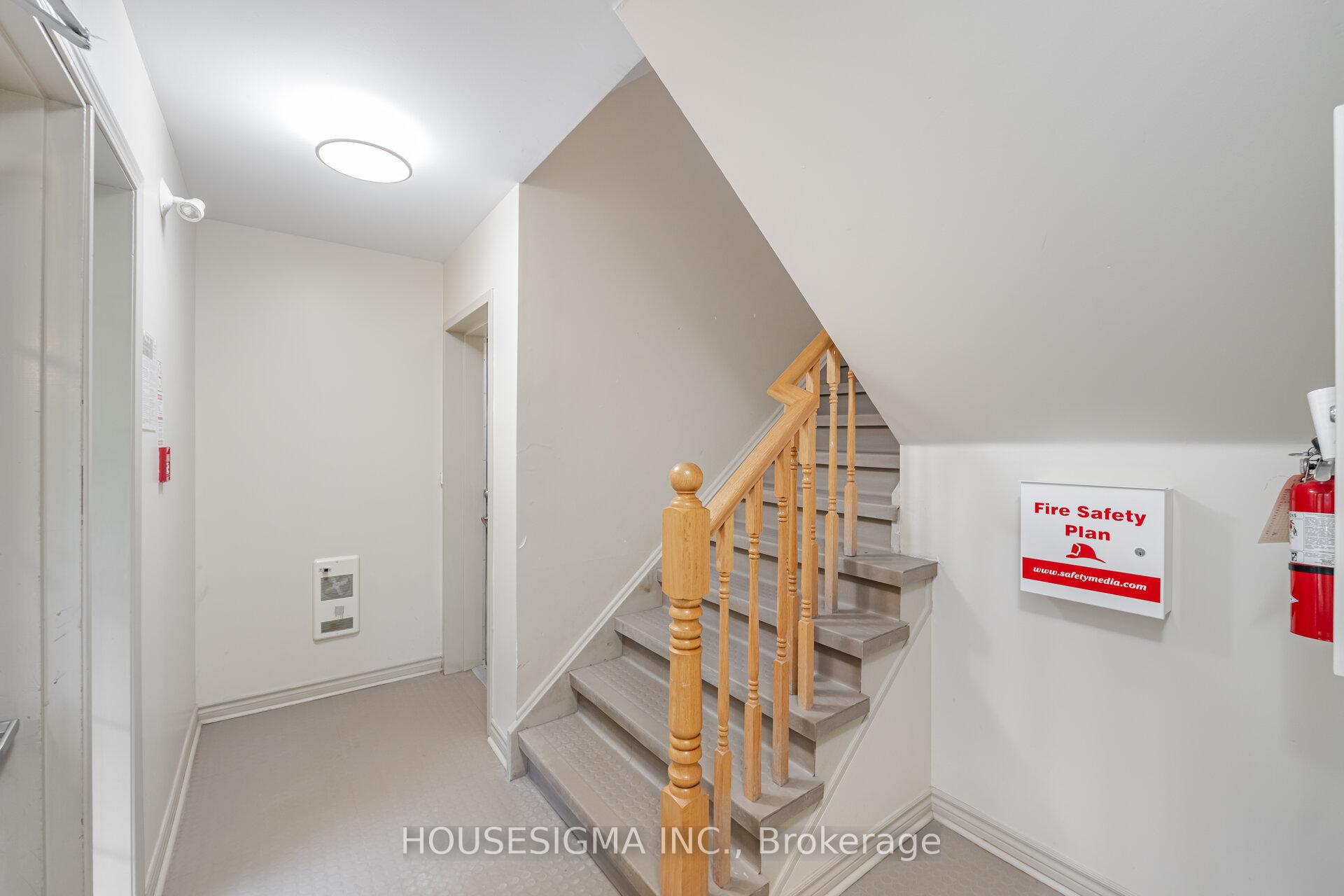 3 Bedrooms Condo at 760 Neighbourhood, Mississauga For sale