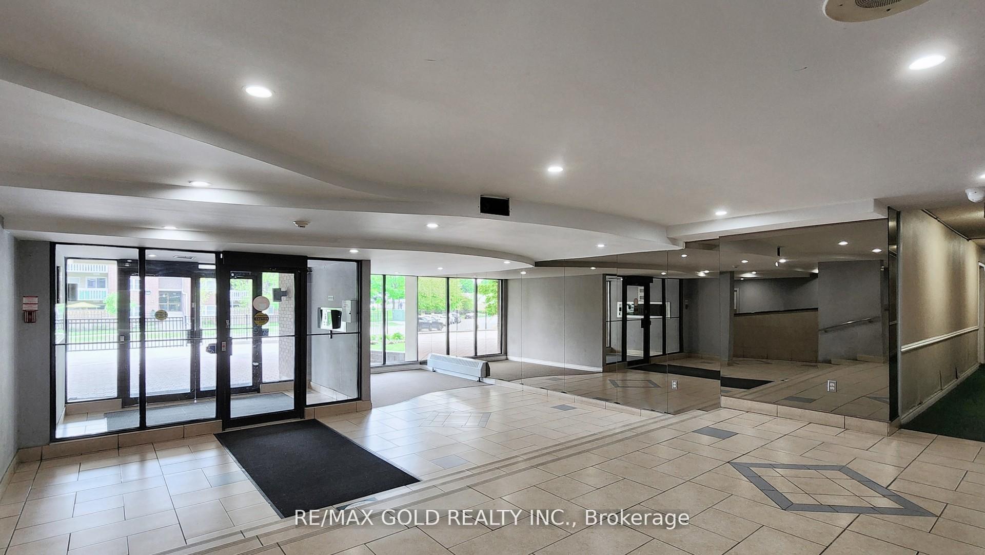 2 Bedrooms Condo at 99 Blackwell, Toronto For sale