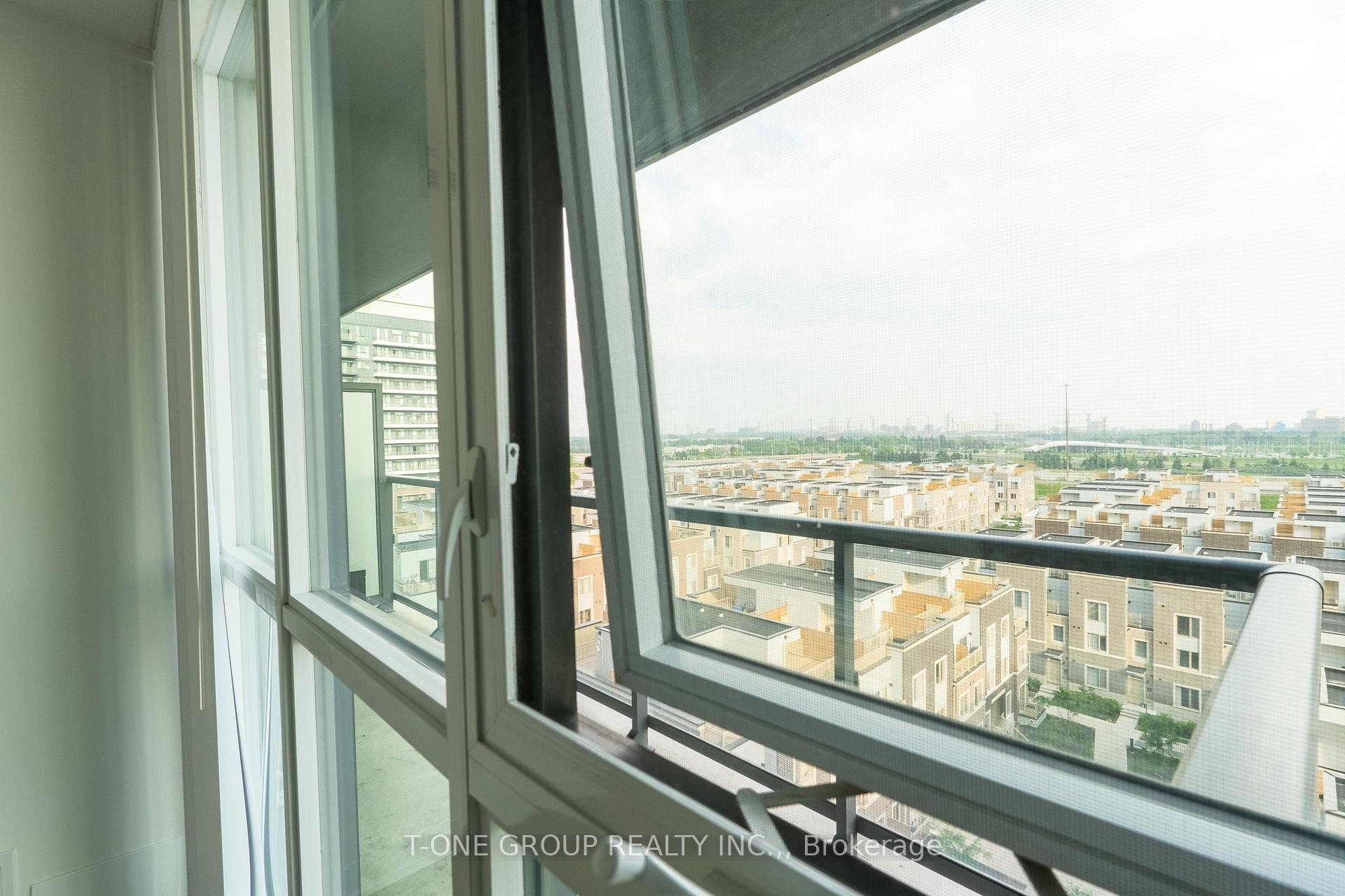 2 Bedrooms Condo at 10 Honeycrisp, Vaughan For sale