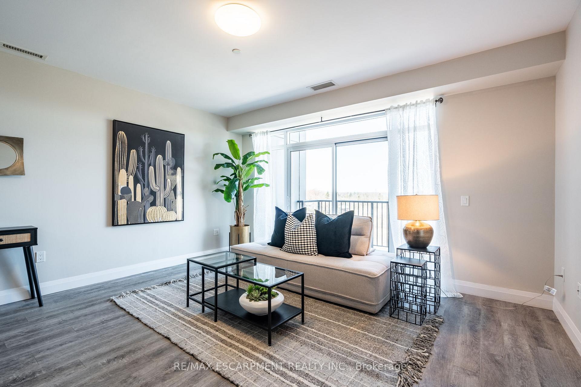 2 Bedrooms Condo at 1 Redfern, Hamilton For sale