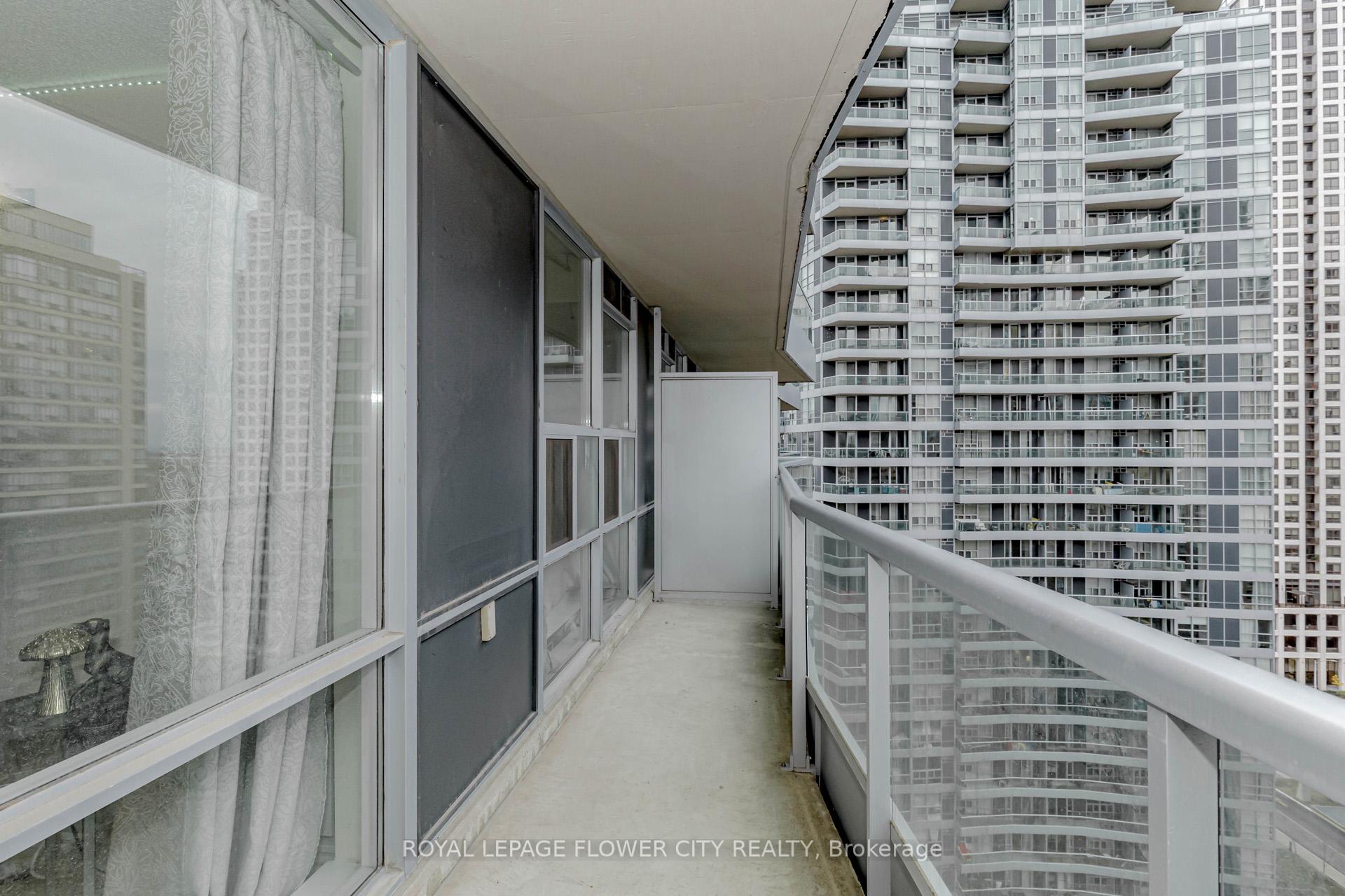 2 Bedrooms Condo at 1 Elm,  Mississauga For sale