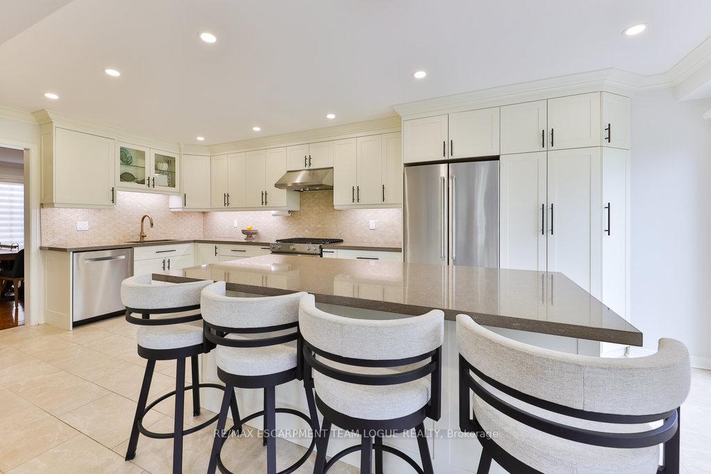 4 Bedrooms Condo at 2145 Country Club, Burlington For sale