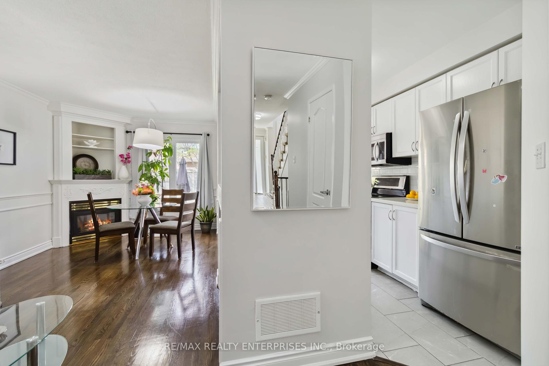 3 Bedrooms Condo at 1588 South Parade, Mississauga For sale
