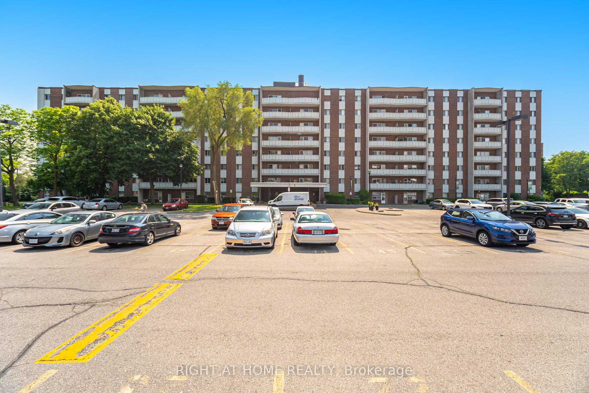 2 Bedrooms Condo at 1660 Bloor, Mississauga For sale