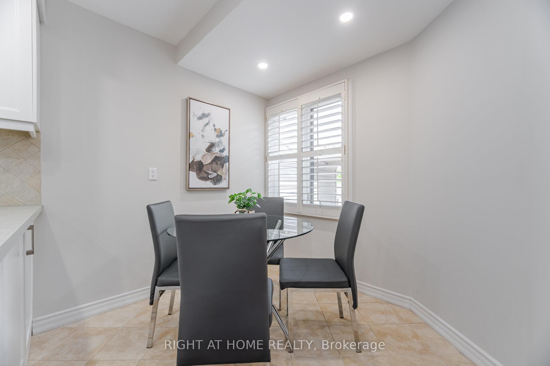 3 Bedrooms Condo at 3600 Colonial, Mississauga For sale