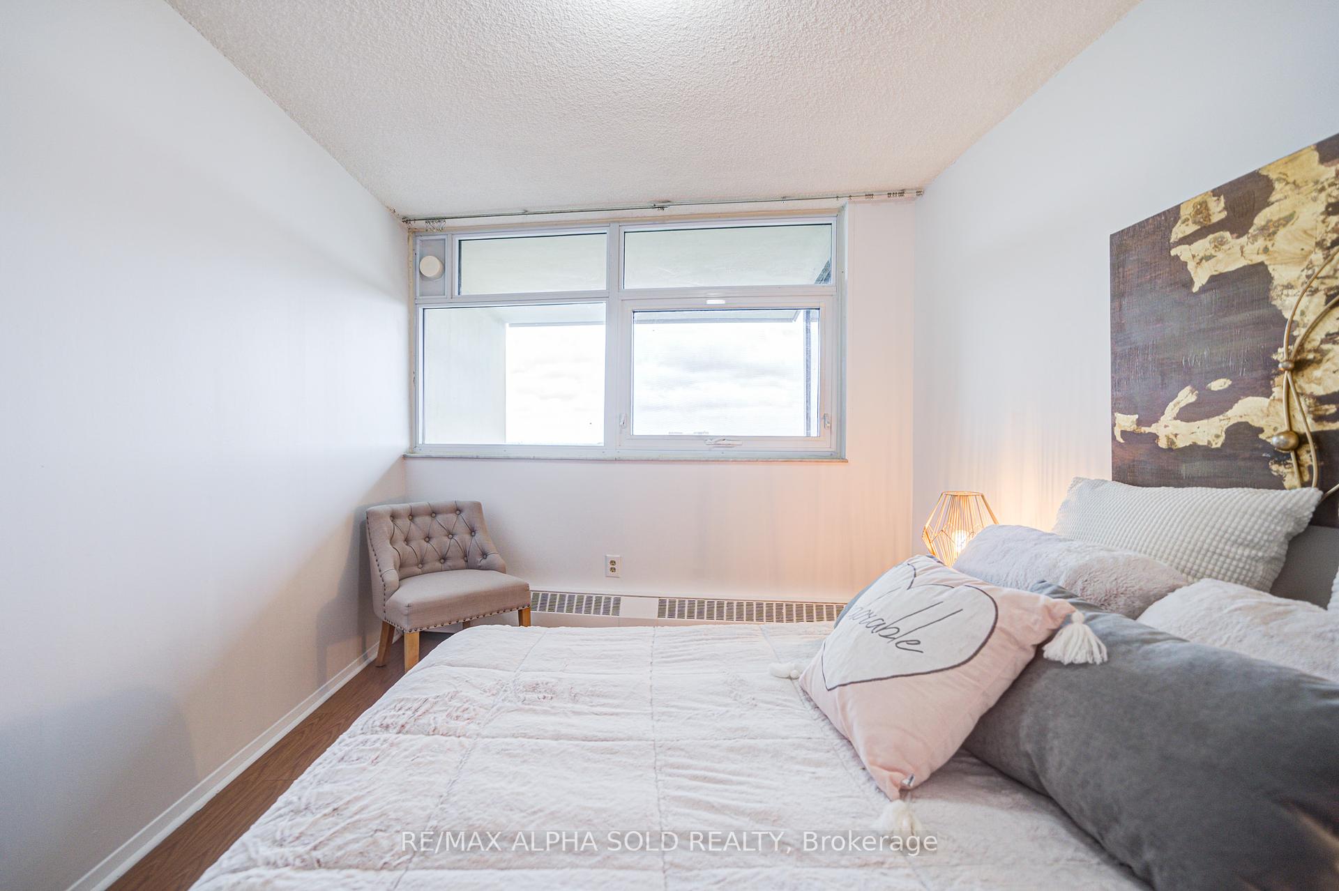 3 Bedrooms Condo at 100 Echo Point, Toronto For sale