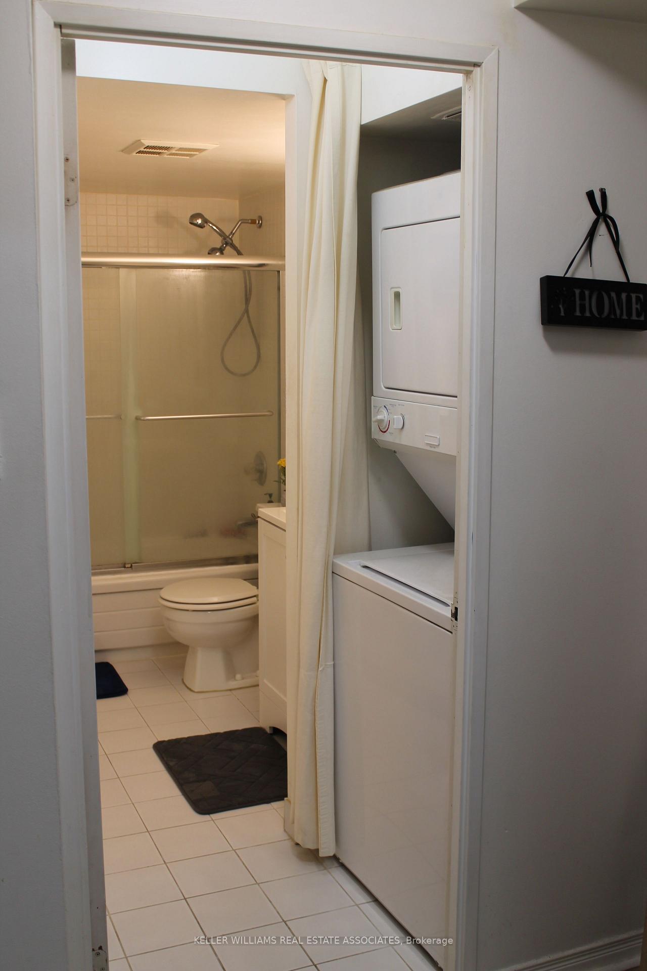 2 Bedrooms Condo at 50 Kingsbridge Garden, Mississauga For sale