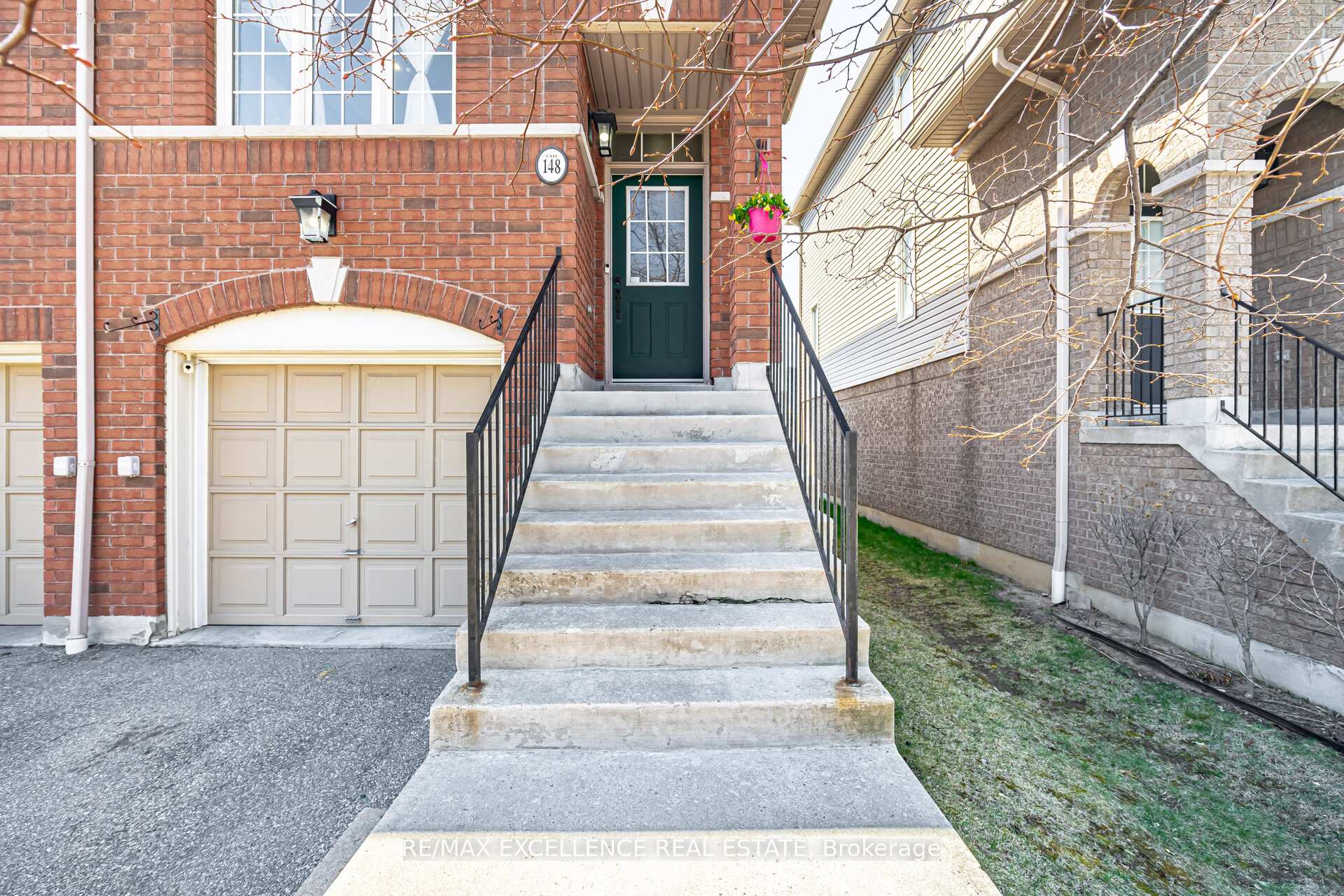 3 Bedrooms Condo at 4950 Albina, Mississauga For sale
