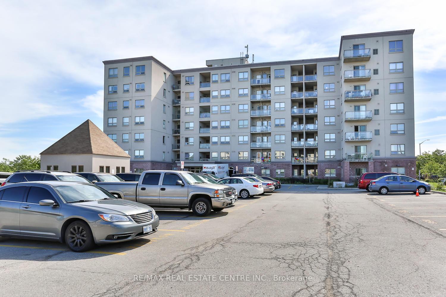 3 Bedrooms Condo at 7405 Goreway, Mississauga For sale