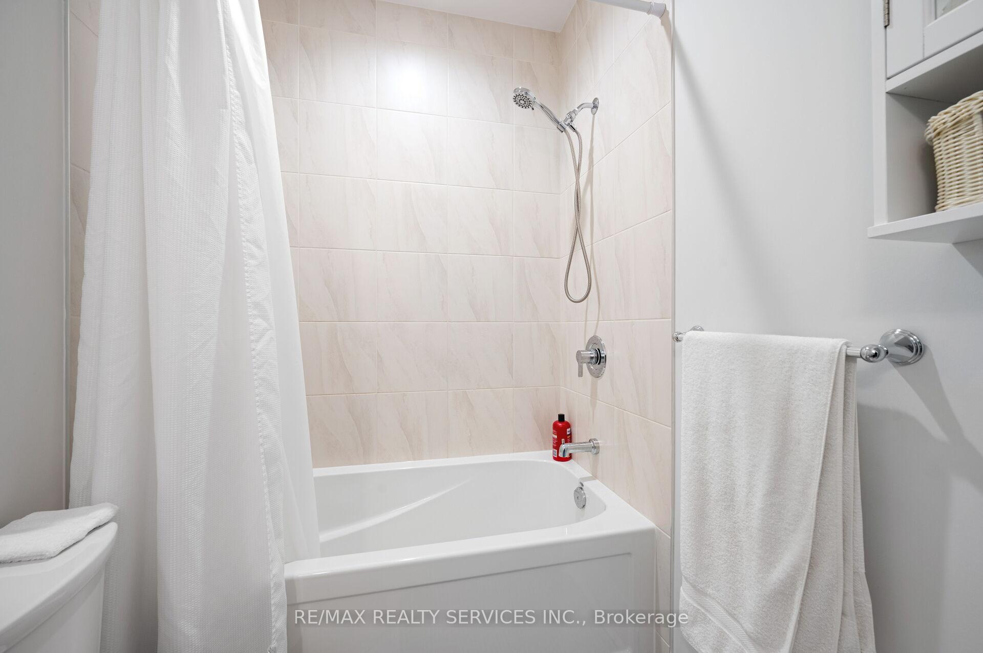 2 Bedrooms Condo at 1 Redfern, Hamilton For sale