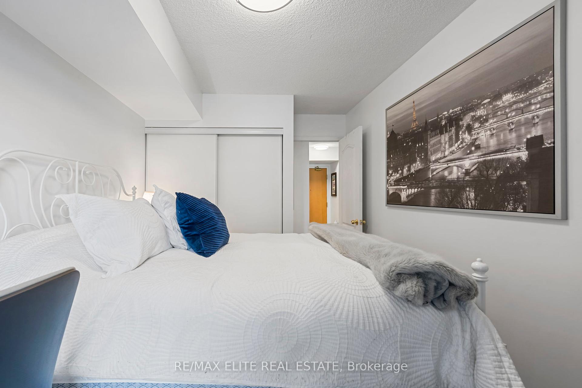 1 Bedroom Condo at 5 Rosehill,  Toronto For sale