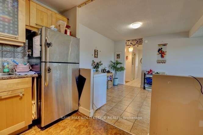 3 Bedrooms Condo at 49 Queen, Mississauga For sale