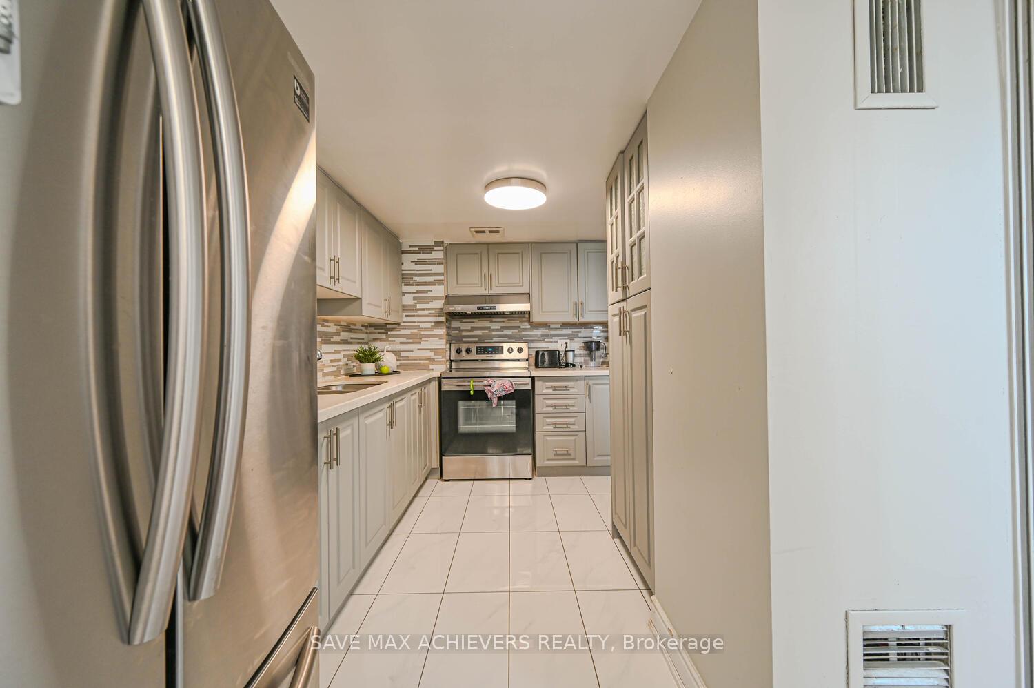 3 Bedrooms Condo at 21 Markbrook, Toronto For sale