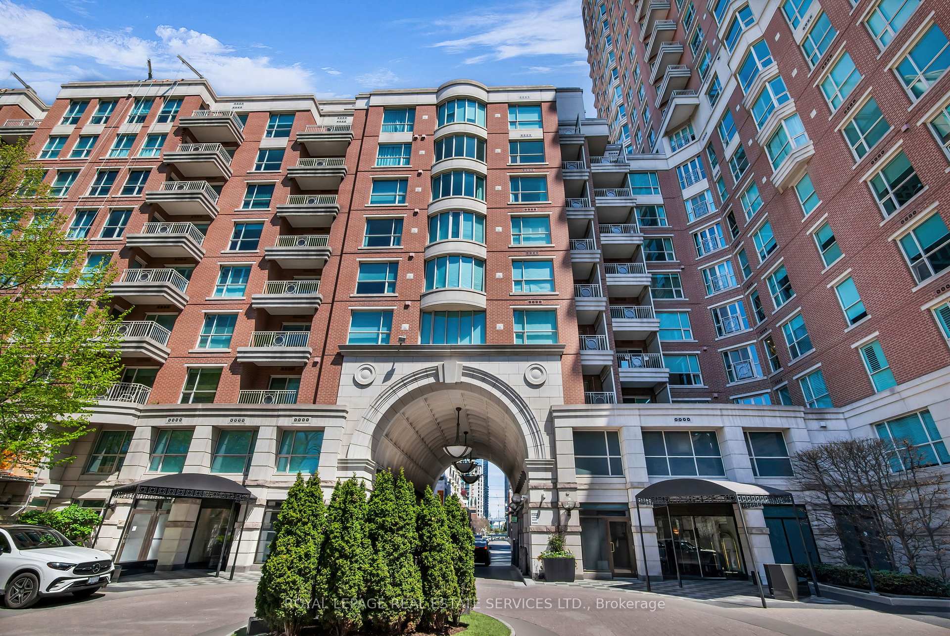 2 Bedrooms Condo at 38 Avenue, Toronto For sale