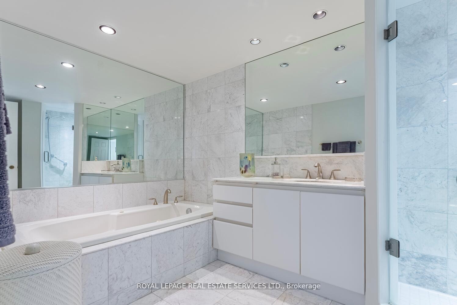 2 Bedrooms Condo at 2190 Lakeshore,  Burlington For sale