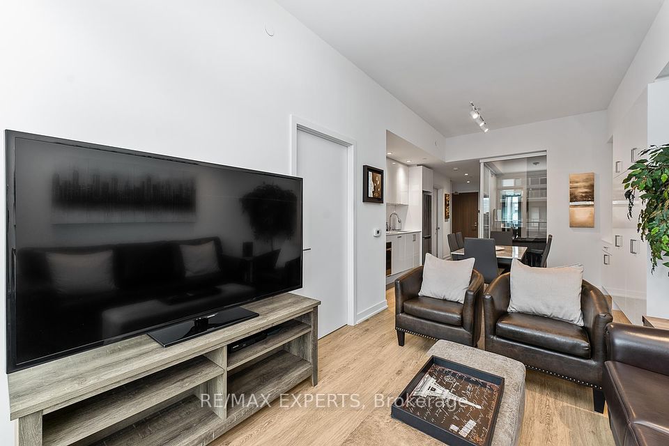1928 Lakeshore Boulevard 4203