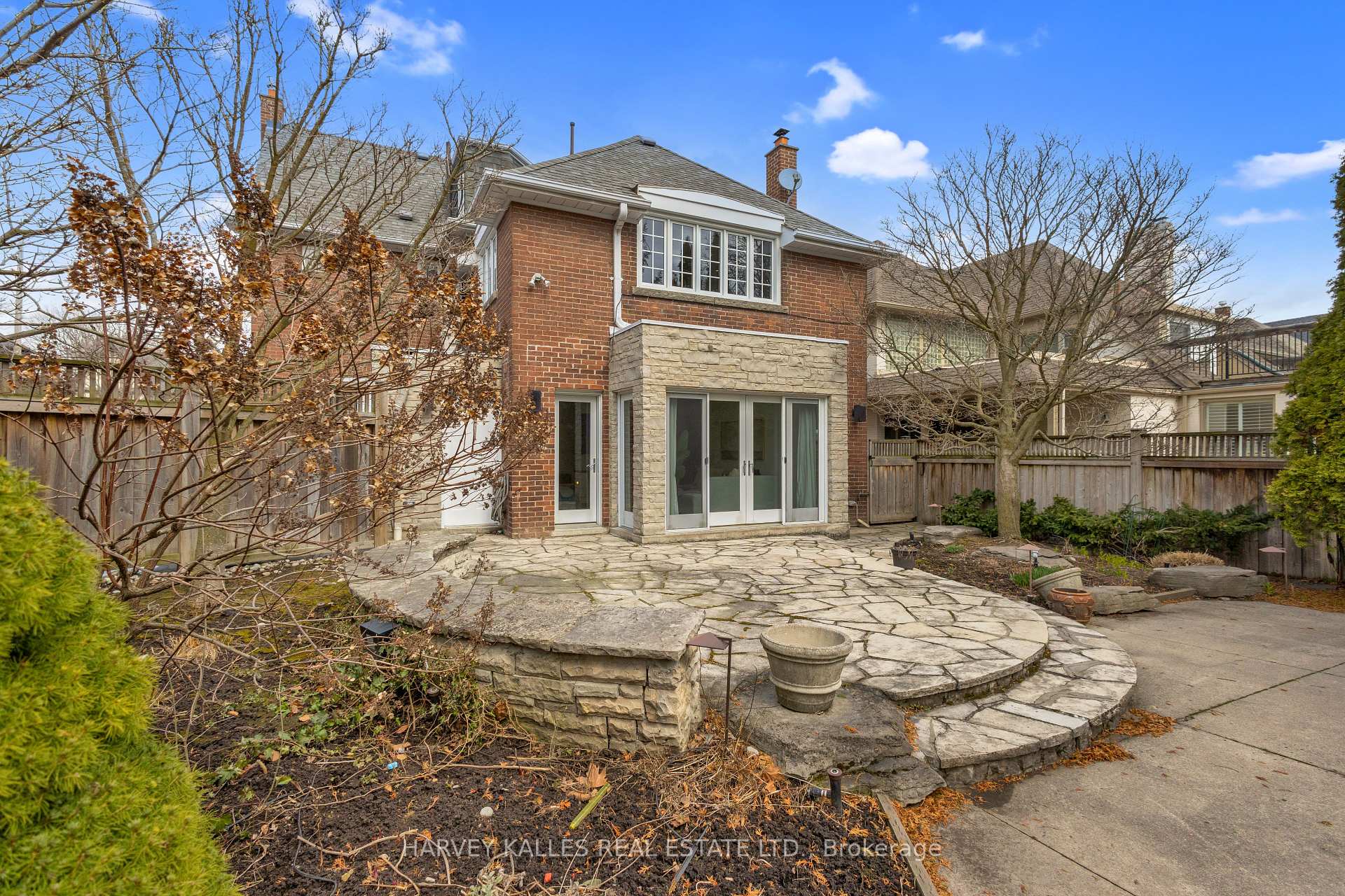 111 Strathallan Boulevard