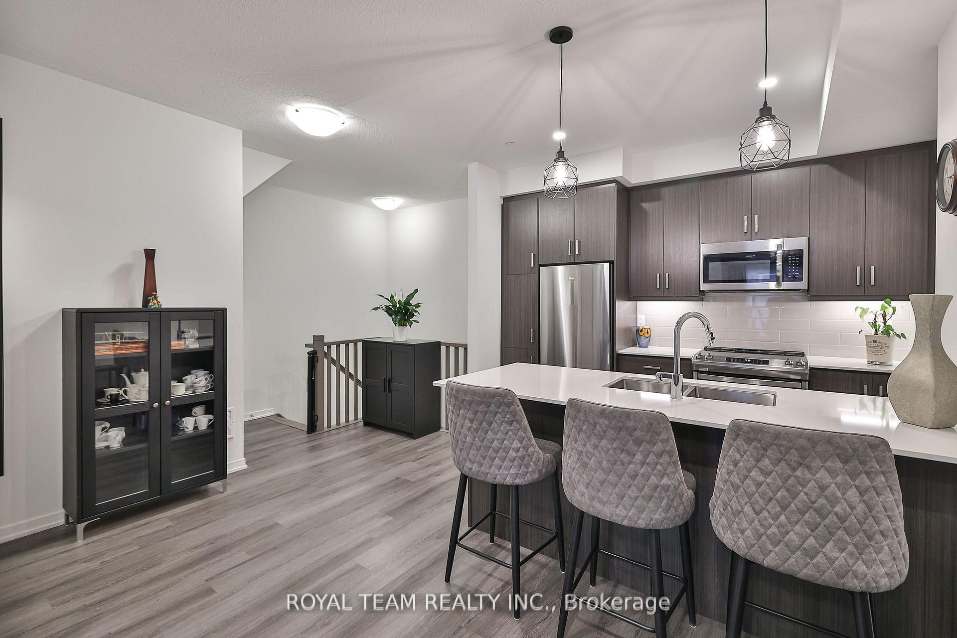 2 Bedrooms Condo at 131 Honeycrisp, Vaughan For sale