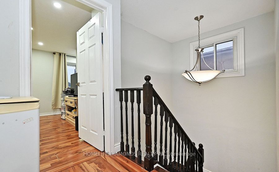 32 BARRINGTON Crescent