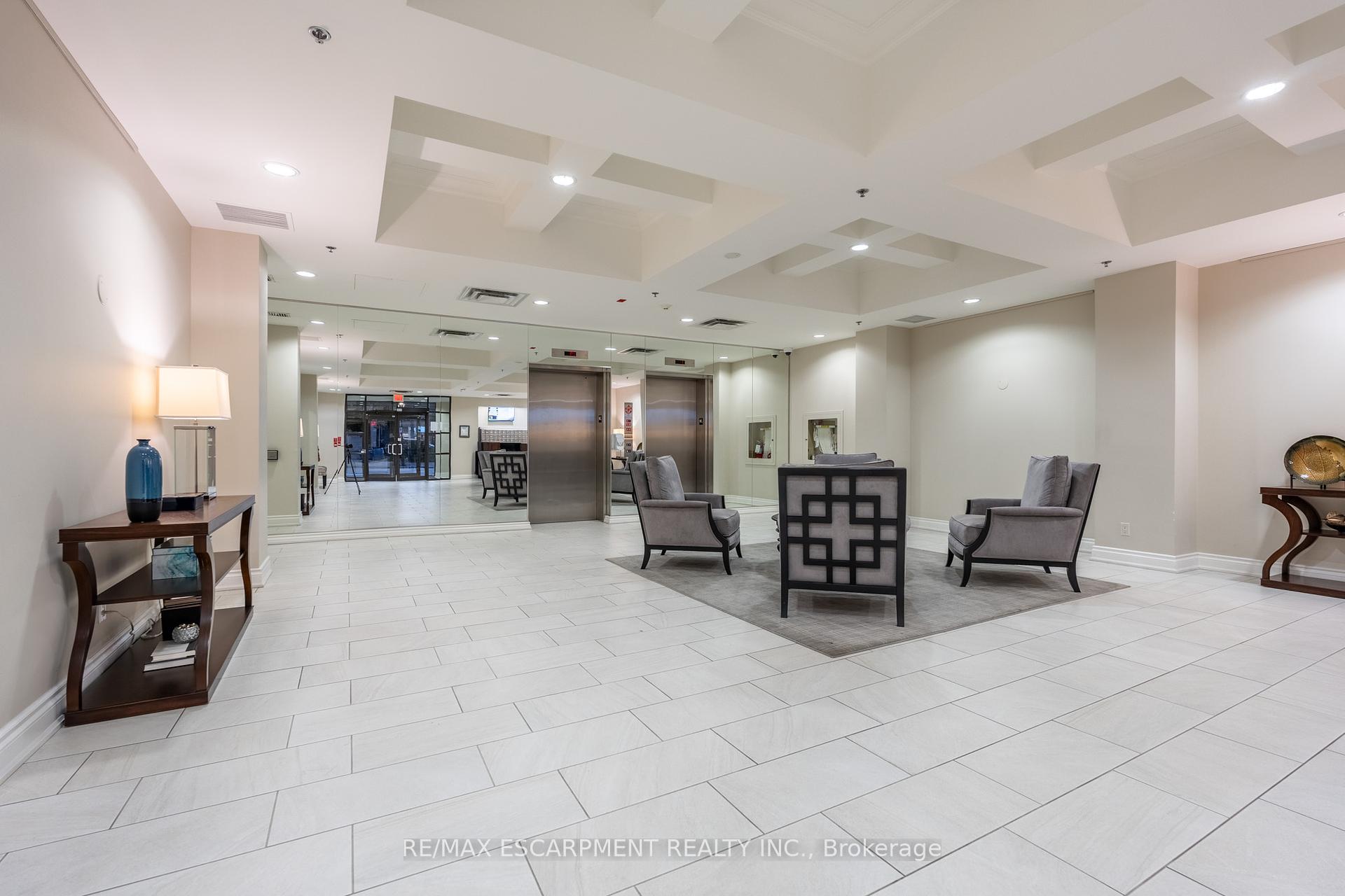2 Bedrooms Condo at 399 Elizabeth, Burlington For sale