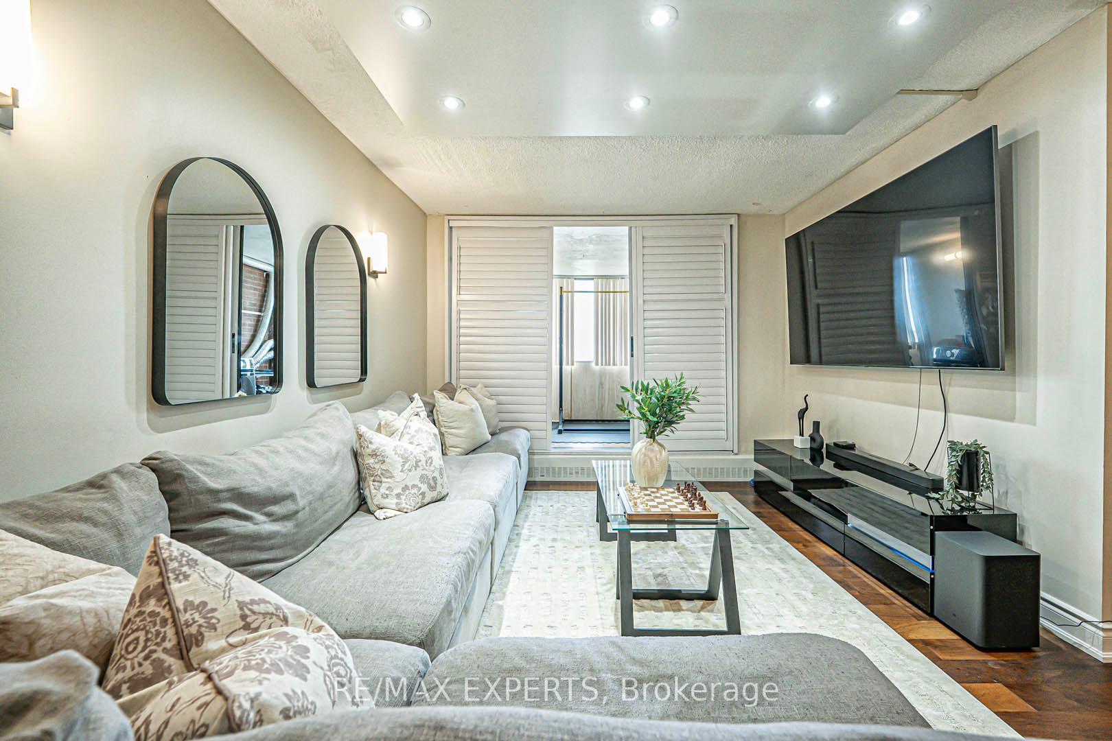3 Bedrooms Condo at 1625 Bloor, Mississauga For sale