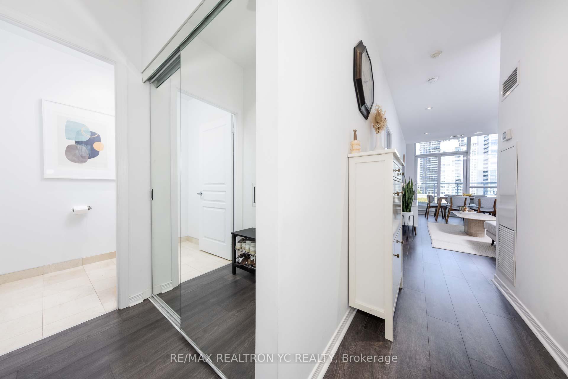 2 Bedrooms Condo at 352 Front, Toronto For sale