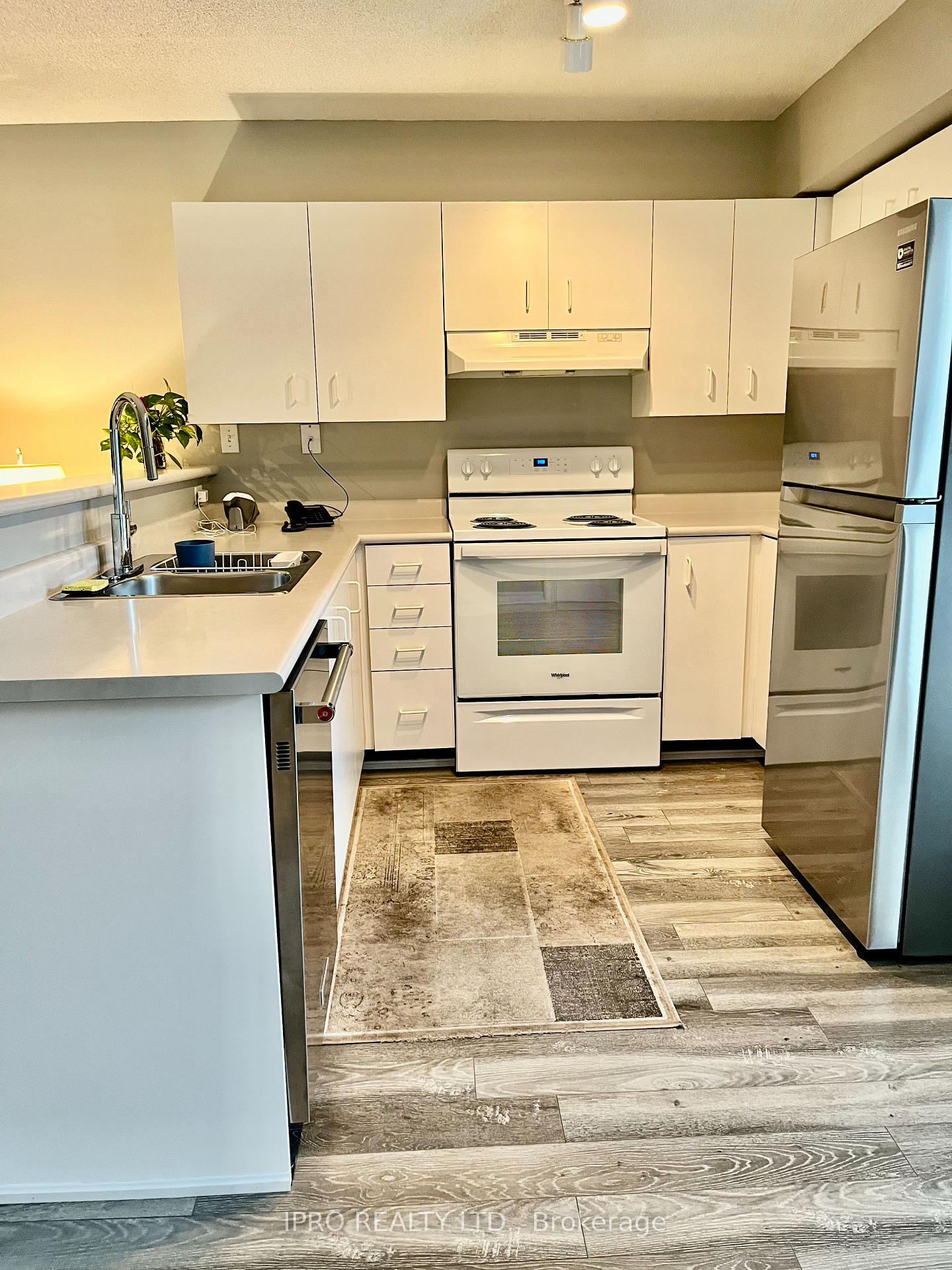 2 Bedrooms Condo at 4013 Kilmer, Burlington For sale