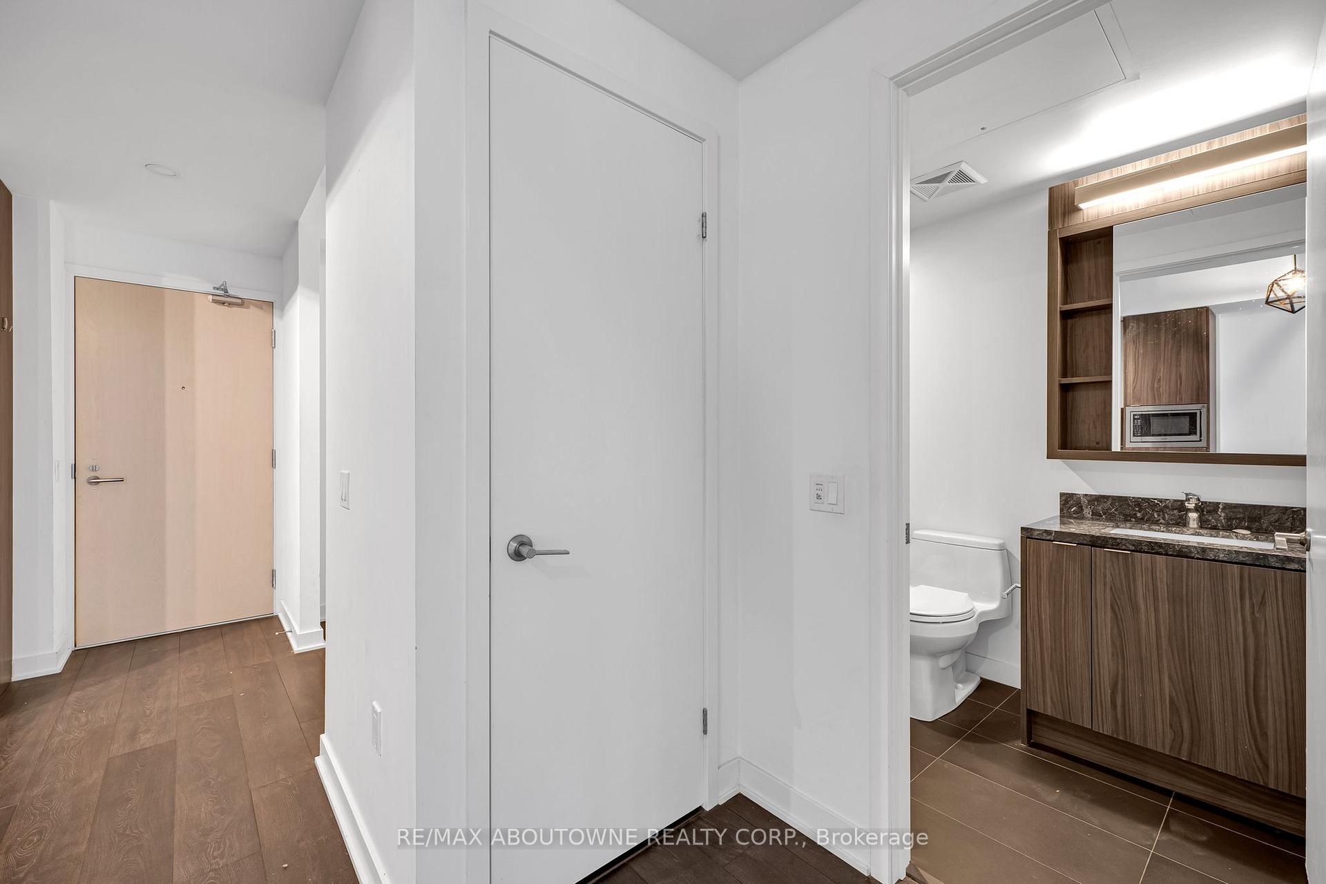 2 Bedrooms Condo at 115 Blue Jays, Toronto For sale