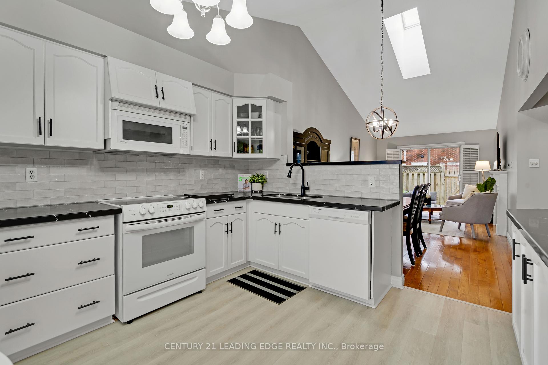 3 Bedrooms Condo at 2435 Woodward,  Burlington For sale