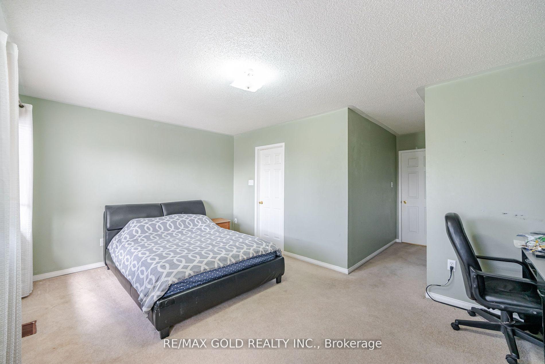 5 Bedrooms Condo at 24 Norman Wesley,  Toronto For sale