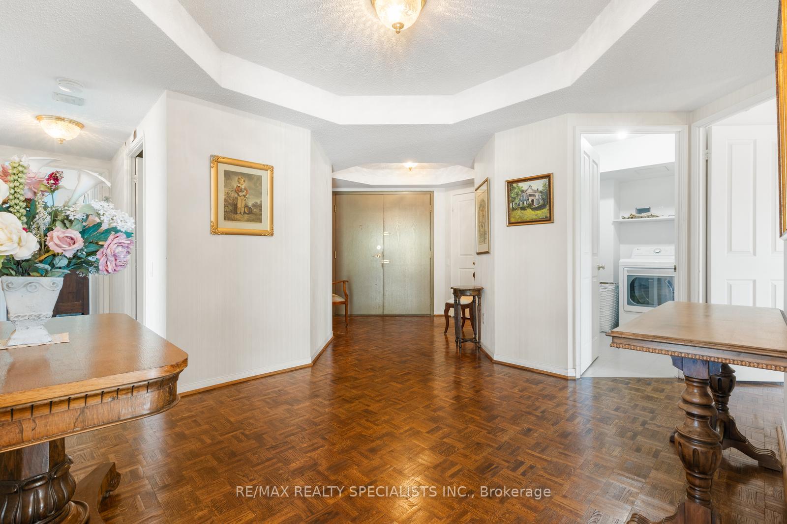 2 Bedrooms Condo at 1800 The Collegeway, Mississauga For sale