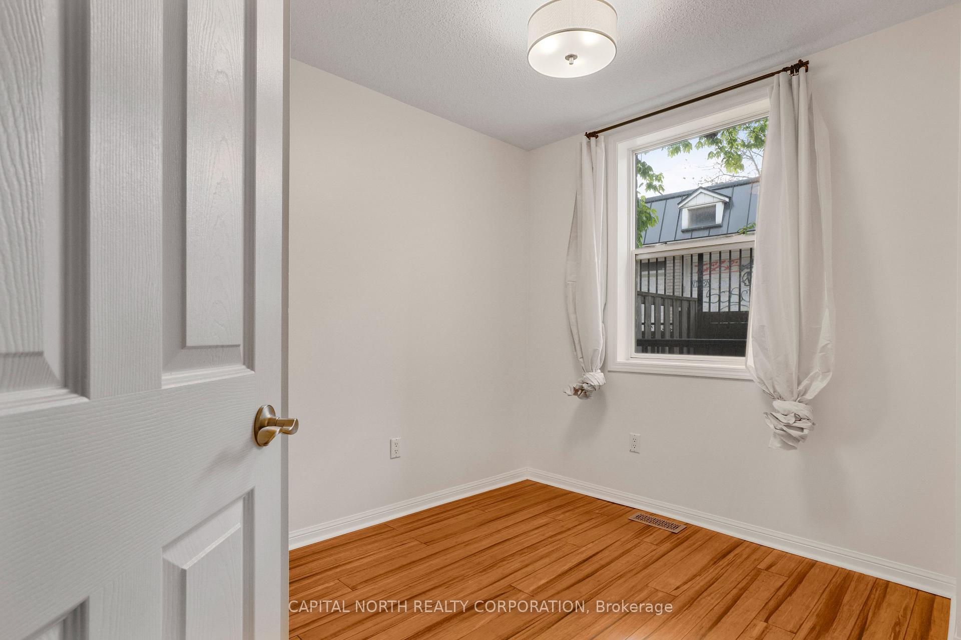 3 Bedrooms Condo at 51 Halton, Toronto For sale