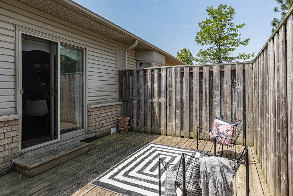 2 Bedrooms Condo at 130 Southbrook, Hamilton For sale